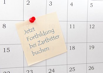 Kalender mit Post-it 'Jetzt Fortbildung bei Zartbitter buchen'
